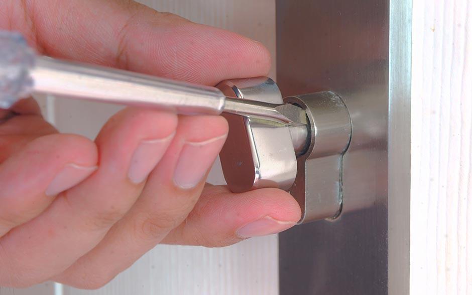 changer de serrure porte d'entrée Lognes